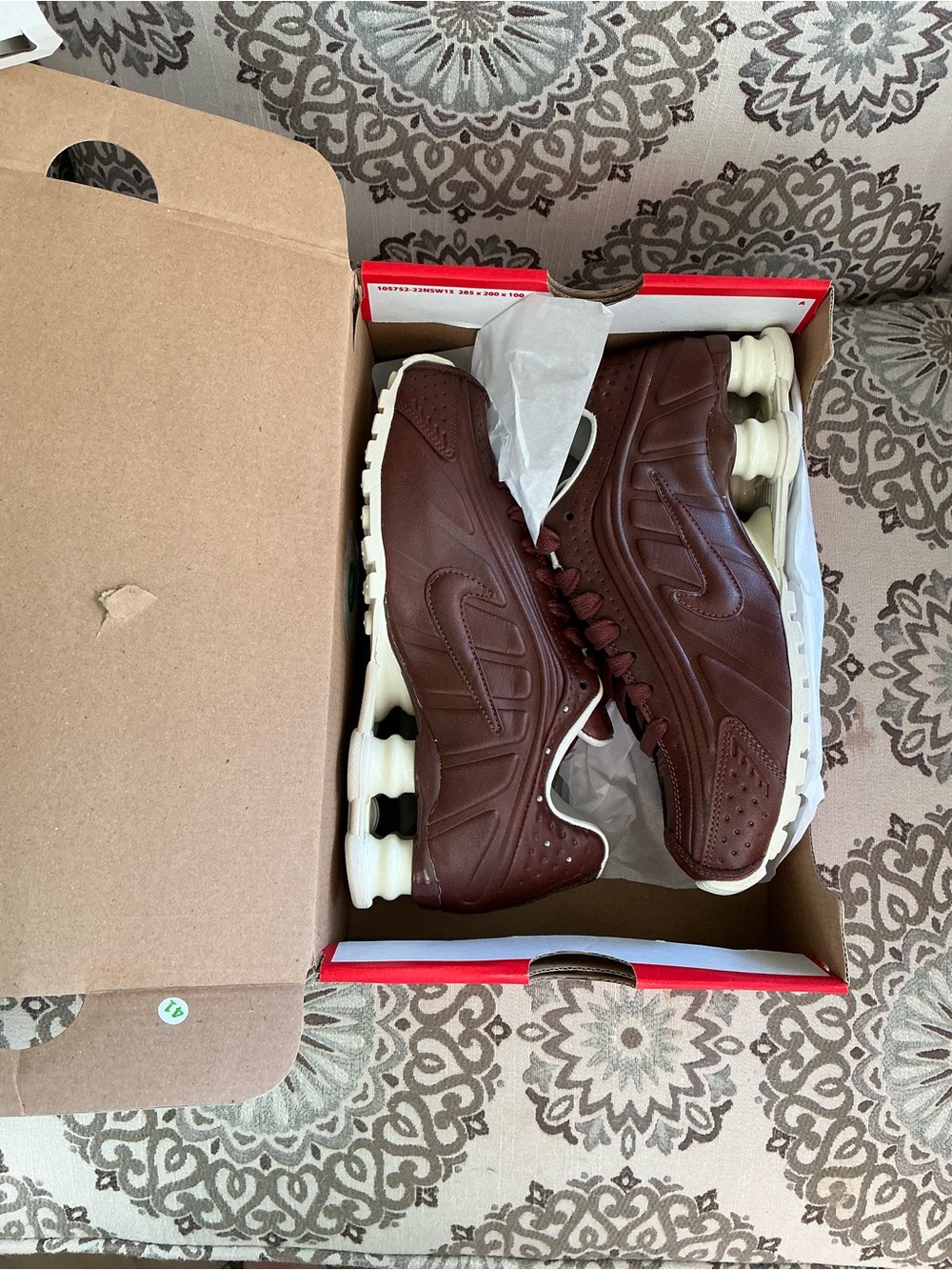 Nike Shox R4 in Rosewood Brown/Cream size M6W7.5 - New in Box